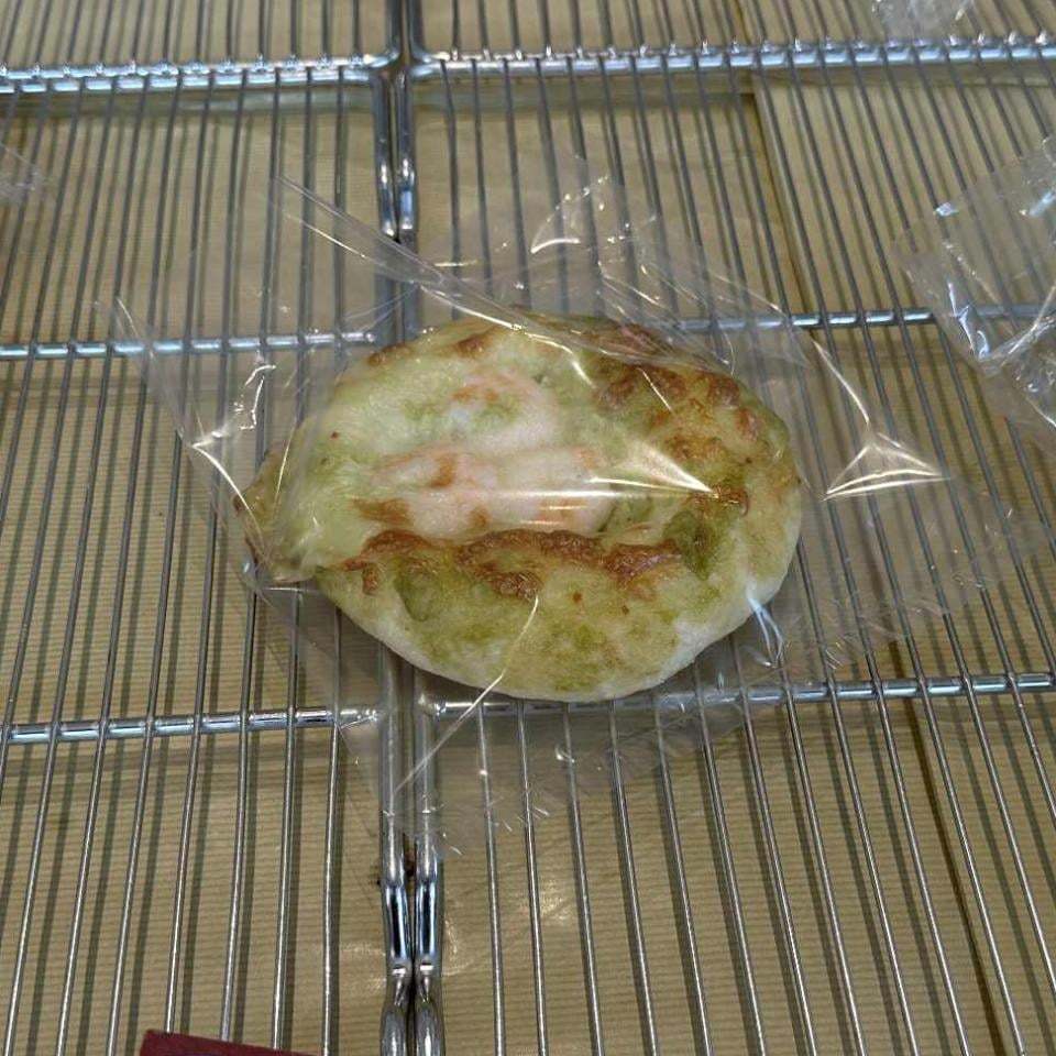 アボカドソースとエビのピザの画像