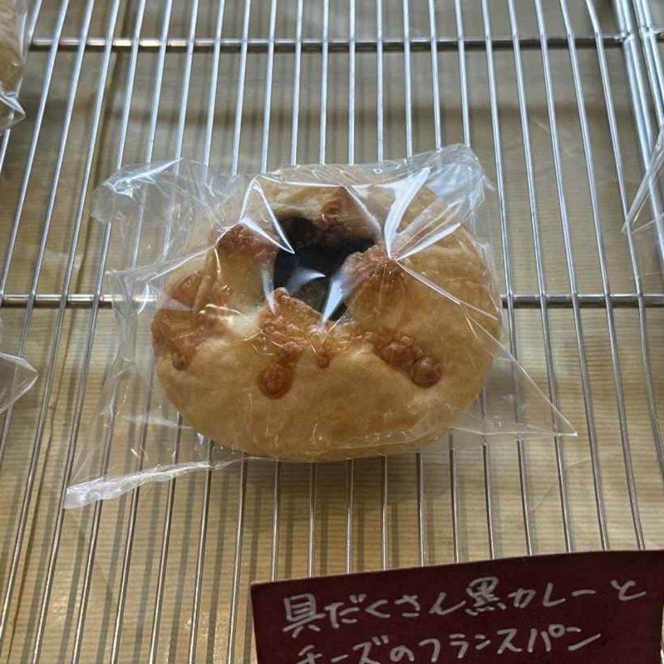 具だくさん黒カレーとチーズのフランスパンの画像