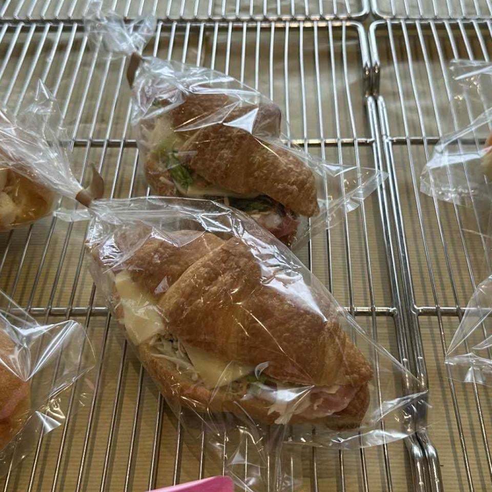 クロワッサンのサンドイッチの画像