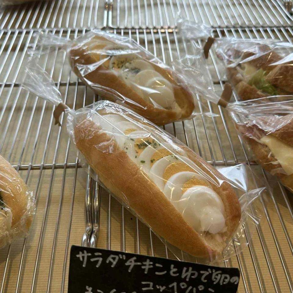 サラダチキンとゆで卵のコッペパンの画像